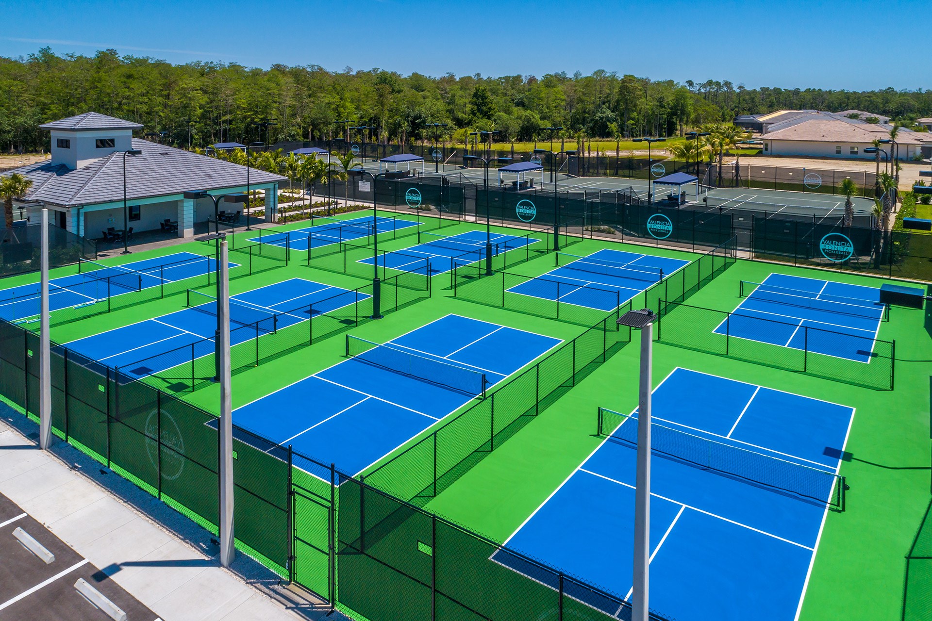 PICKLEBALL & TENNIS COURTS