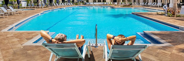 valencia cay poolside lounge