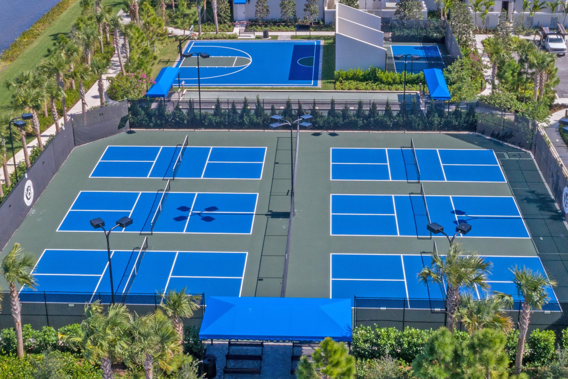 RACQUET CLUB